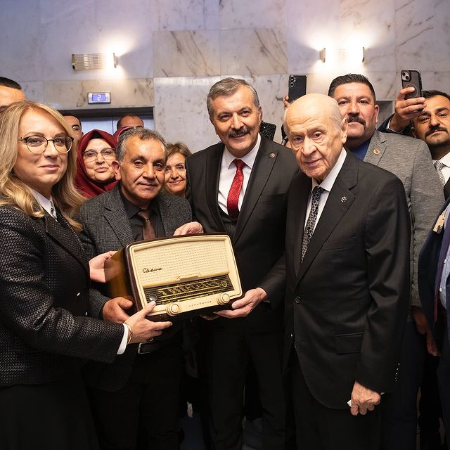 MHP Genel Başkanı Devlet Bahçeli'ye Nevşehir Heyeti Tarafından Özel Hediyeler Takdim Edildi