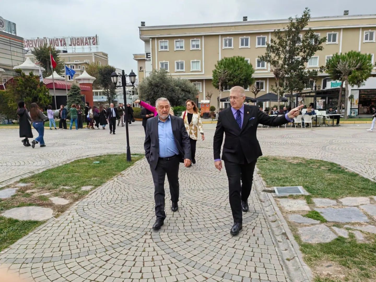 İstanbul Aydın Üniversitesi, Özok Group Yönetim Kurulu Başkanı Ali Özok ve eşi Fatma Özok'u ağırladı