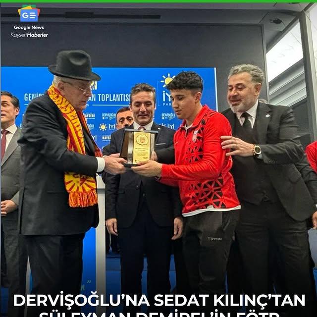 Müsavat Dervişoğlu'na Süleyman Demirel'in Fötr Şapkası Hediye Edildi
