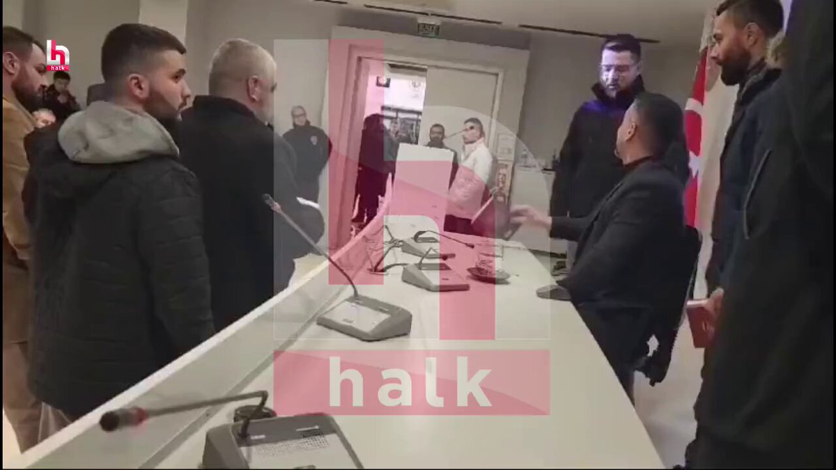 Yazar Caner Kara'ya Bursa'da Yumruklu Saldırı