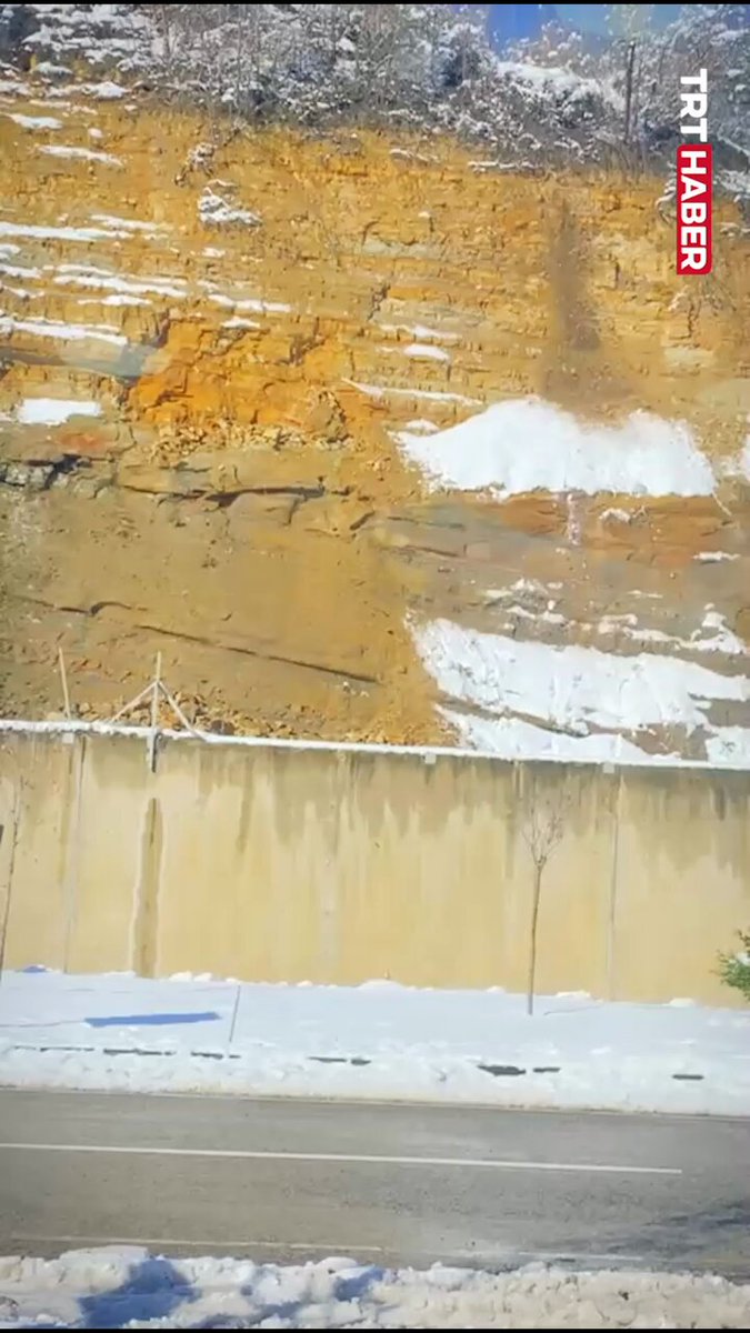 Ordu Ulubey Kara Yolunda Toprak Kayması Ulaşımı Engelledi