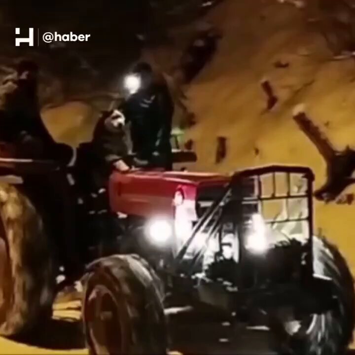 Sakarya'da Traktöre Bağlı Halatla Eğlenceli Kar Macerası
