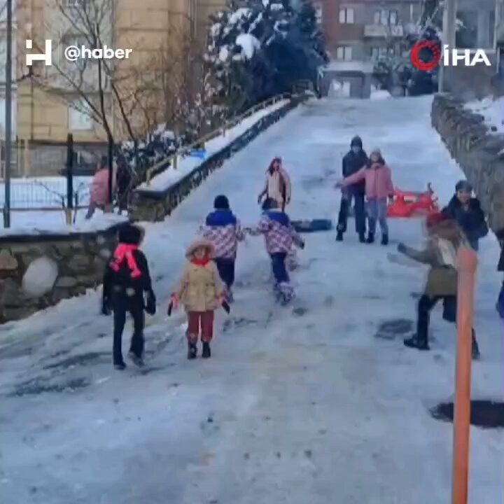 Pendik'te Kar Küreme Aracına Eğlenceli Kar Topu Saldırısı
