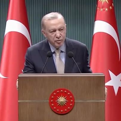 Polis Memurunun Pamuk Şekeri İkramı Tartışma Yarattı