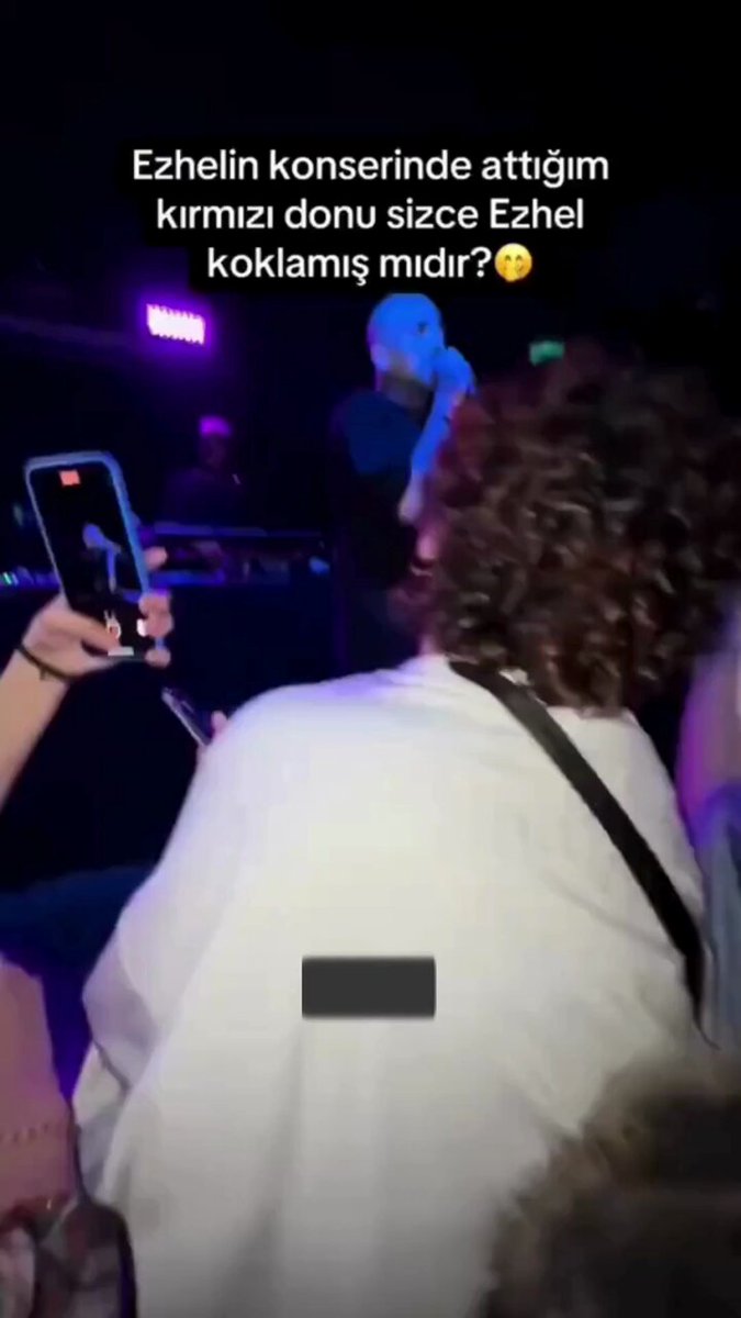 Ezhel Konserinde Sahneye İç Çamaşırı Atıldı