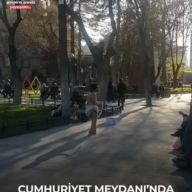 Kayseri'de Çay Bahçesi Önünde Dans Eden İki Kişi İlgi Topladı
