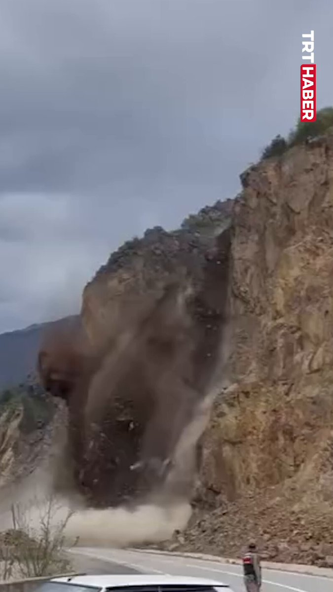 Gümüşhane-Giresun Karayolunda Kaya Düşmesi Ulaşımı Durdurdu