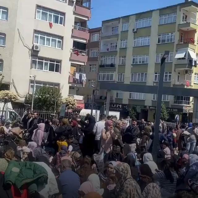 İstanbul'daki Depremde Güngören Parkında Çökme Yaşandı