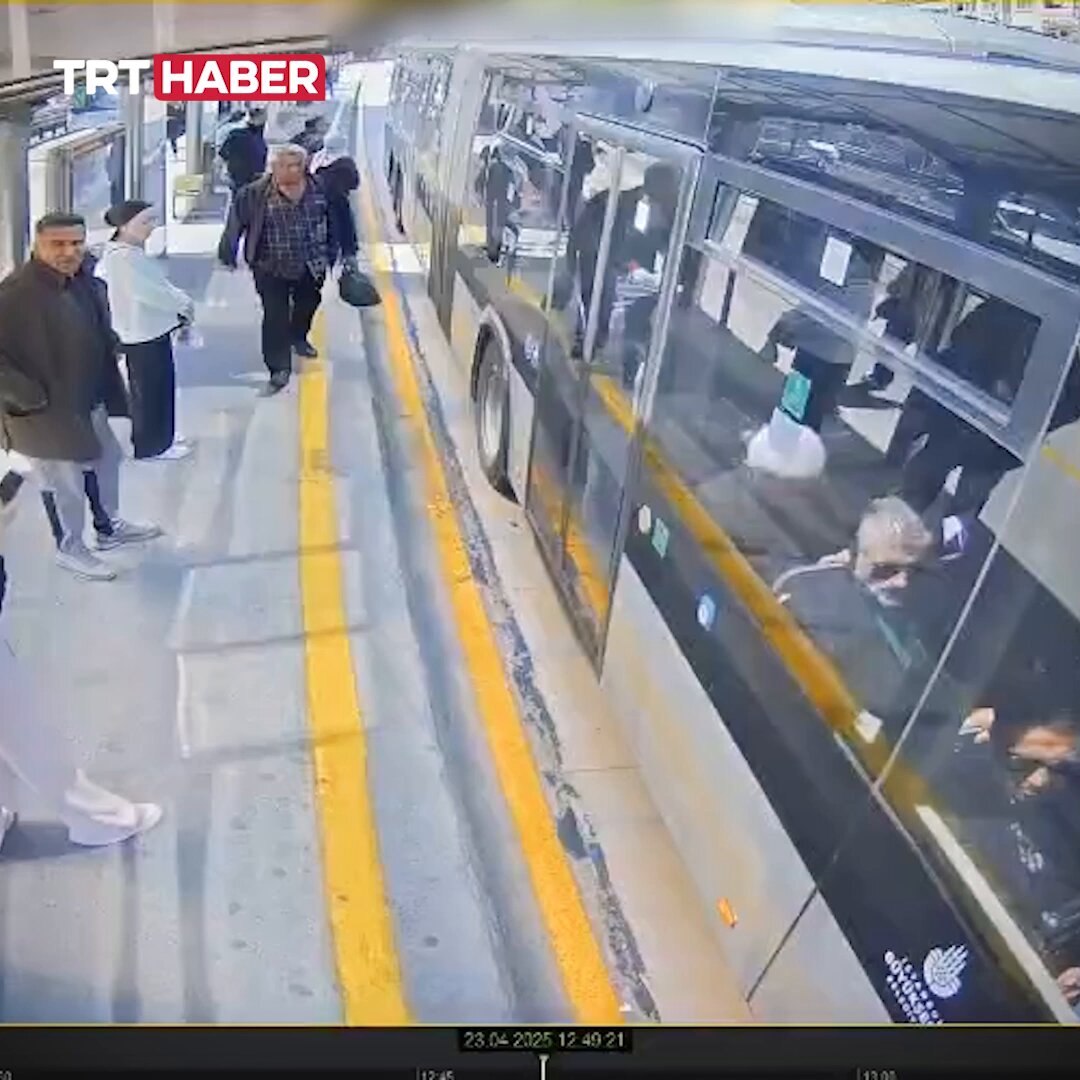 İstanbul'da Depremde Metrobüs İçinde Mahsur Kalan Vatandaşlar Panik Yaşadı