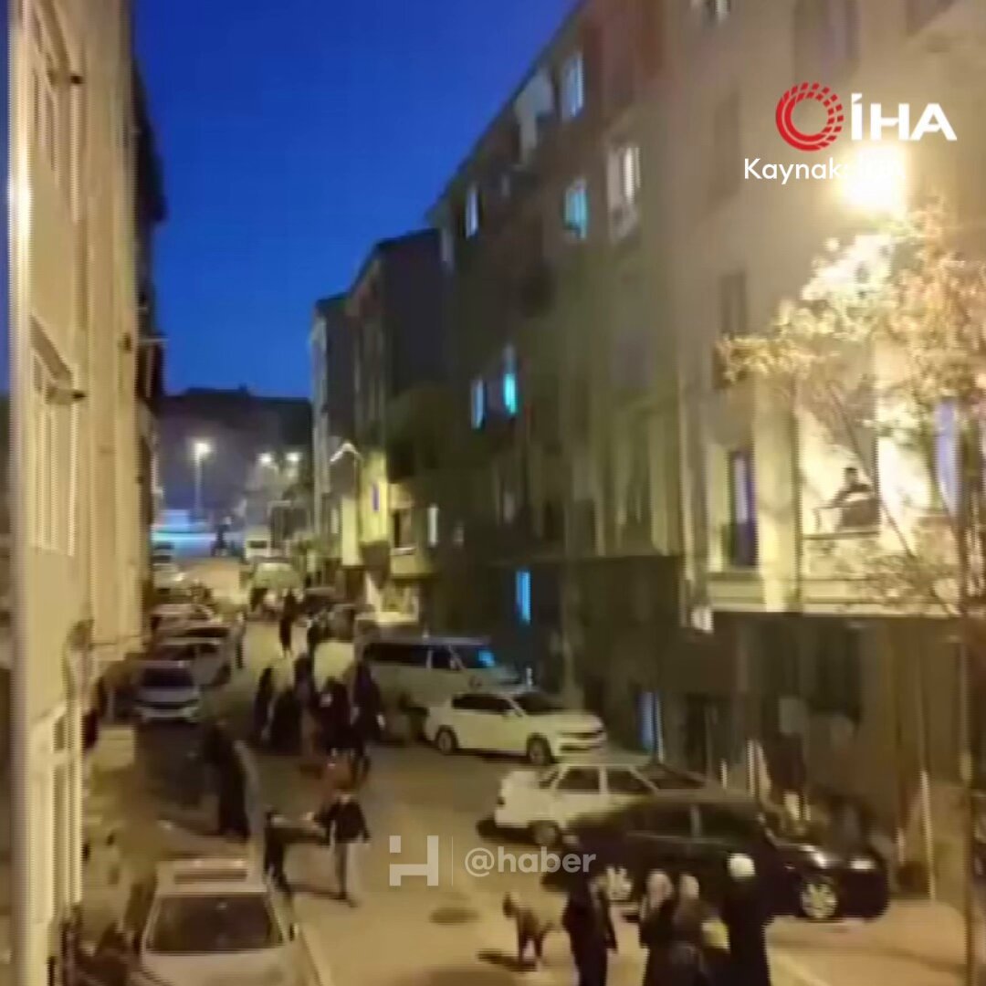 İstanbul'da Deprem: Vatandaşlar Sokağa Döküldü