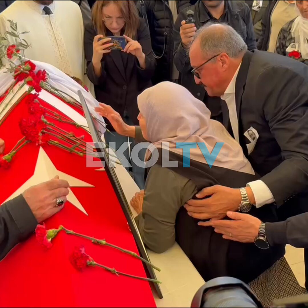 Ünlü Yazar Sırrı Süreyya Önder'in Annesi, Oğlunun Cenazesine Sarılıp Gözyaşı Döktü