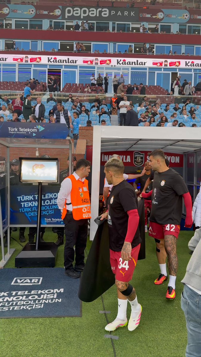 Galatasaray Futbol Takımı, Volkan Konak ve Mattia Ahmet Minguzzi'ye Destek Veren Tişörtlerle Sahaya Çıktı