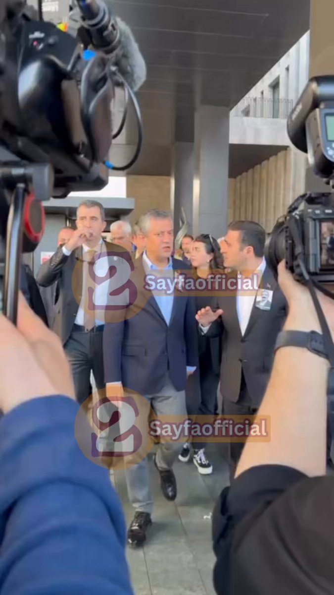 Özgür Özel, Sırrı Süreyya Önder'in Cenaze Töreni Sırasında Saldırıya Maruz Kaldı