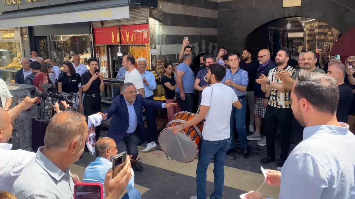 CHP'li Tanrıkulu, PKK'nın Fesih Kararını Diyarbakır'da Halay Çekerek Kutladı