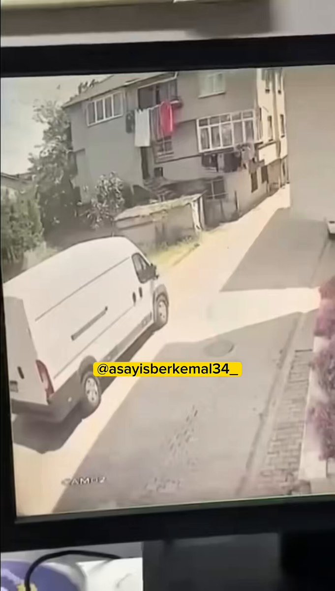 İstanbul'da Oyun Oynayan Çocuk Otomobilin Altında Kaldı: Hayati Kaybı Yaşandı
