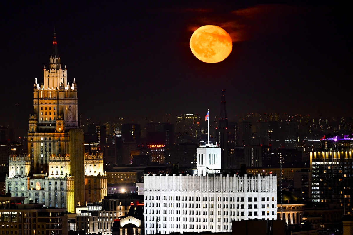 Moskova'da Dolunay, Dışişleri Bakanlığı Binası Üzerinden Görüldü