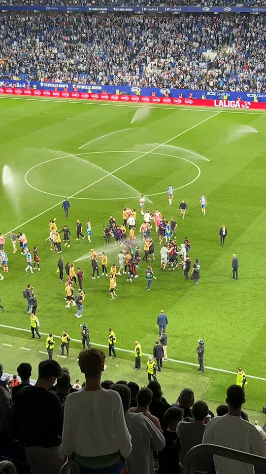 Barcelona'nın Şampiyonluk Kutlaması Yağmura Kavuştu: Çim Sulama Sistemi Arızası mı, Sabotaj mı?
