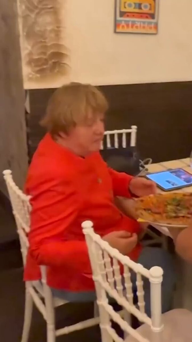 Eski Almanya Başbakanı Merkel, Berlin'de Bir Pizzacıda Görüntülendi
