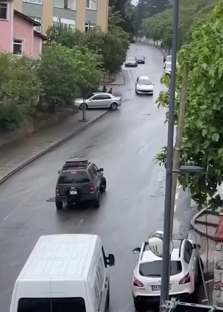 İstanbul Üsküdar'da Mazot Sızıntısı Paniğe Neden Oldu: Sürücü Kaldırıma Çıkarak Durabildi