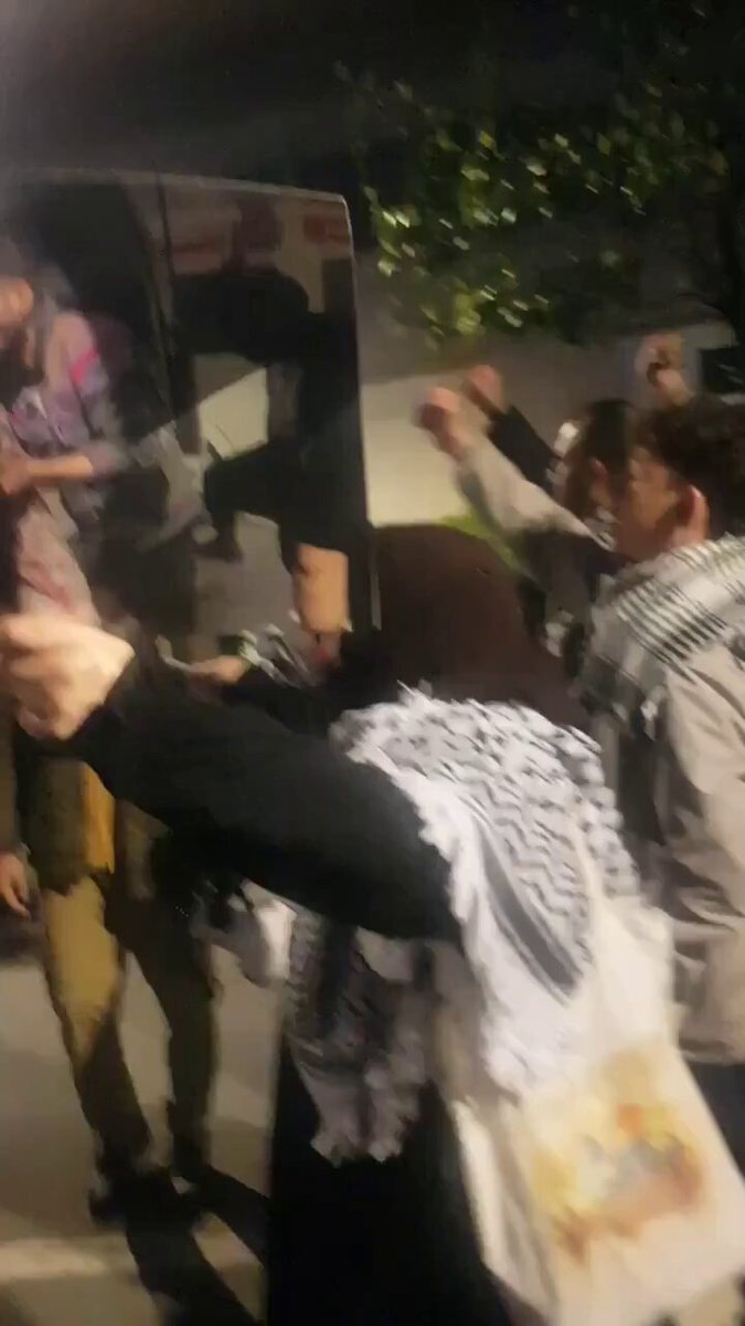 Oyuncu Linet'in Konseri Öncesinde Slogan Atan Kalabalık