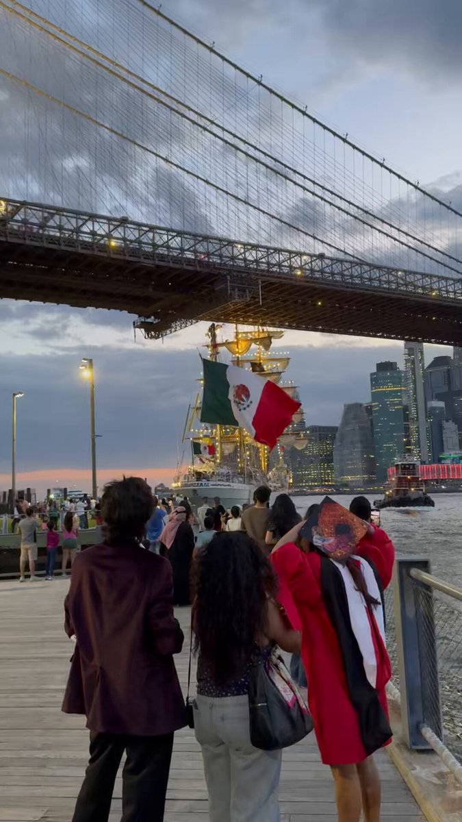Meksika Donanması Gemisi Brooklyn Köprüsü'ne Çarptı