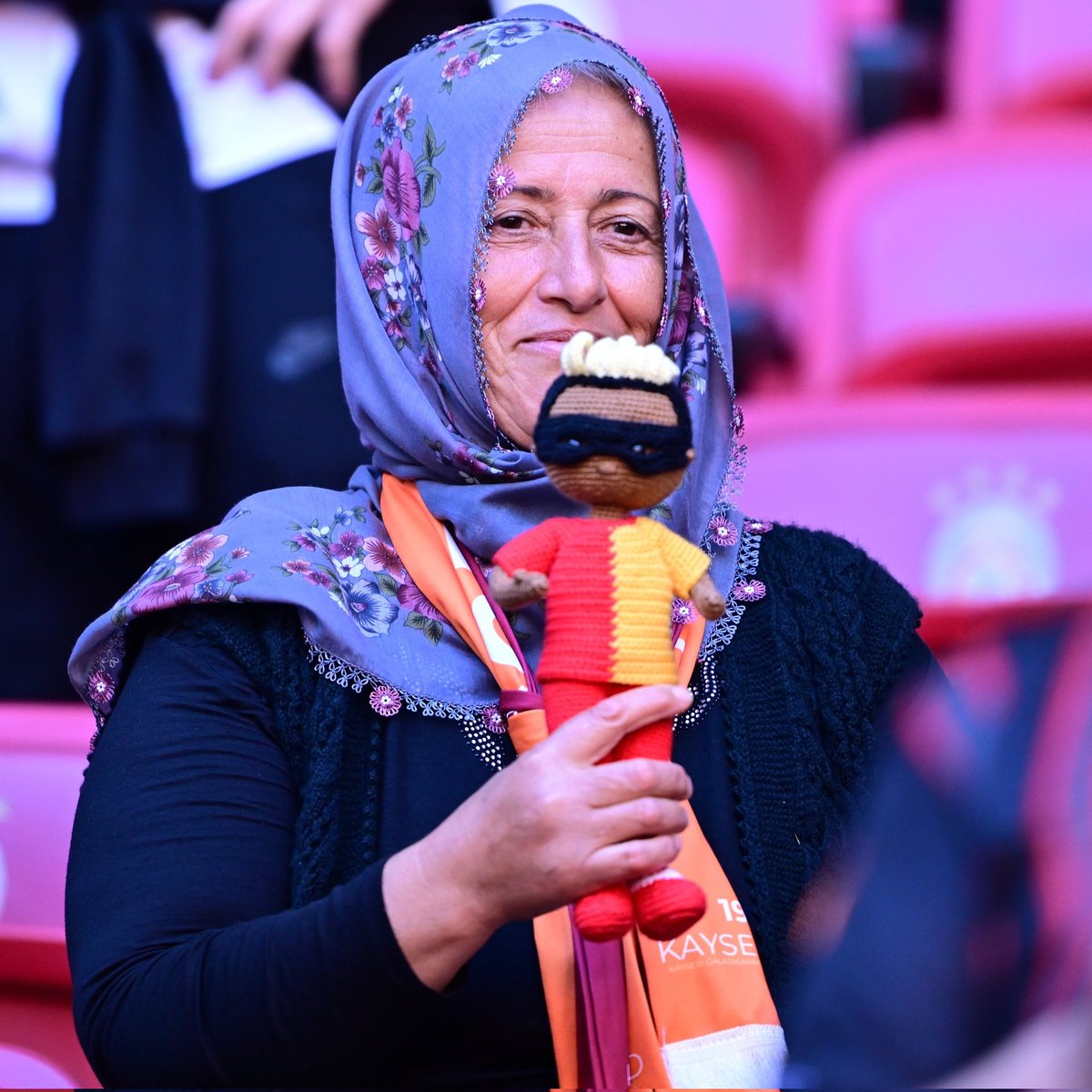Taraftar Neslihan Demir, Osimhen Bebekle Tribünde Destek Veriyor