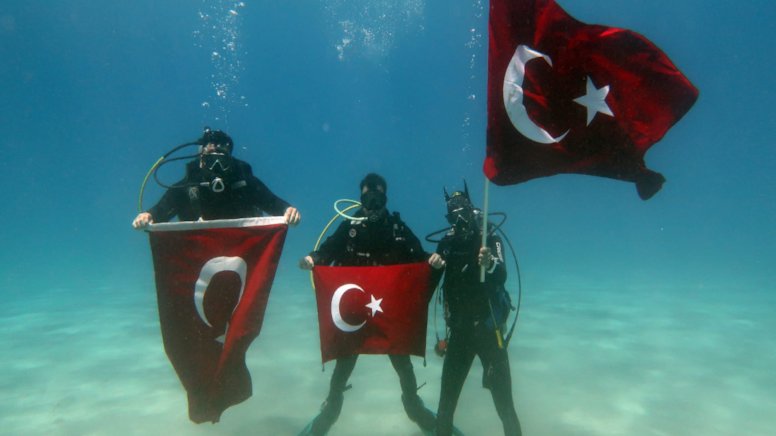 Muğla'da Dalışla 19 Mayıs Coşkusu: Deniz Dibinde Atatürk Anıtı