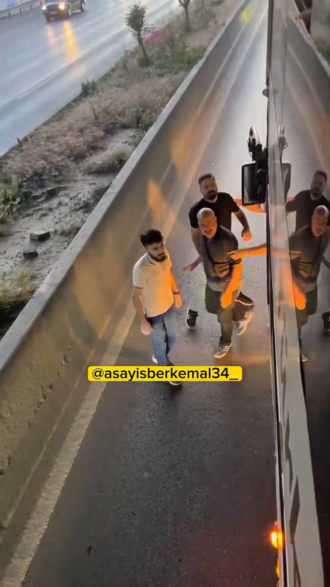 İstanbul Esenler'de Otobüse Taş ve Sopayla Saldırı