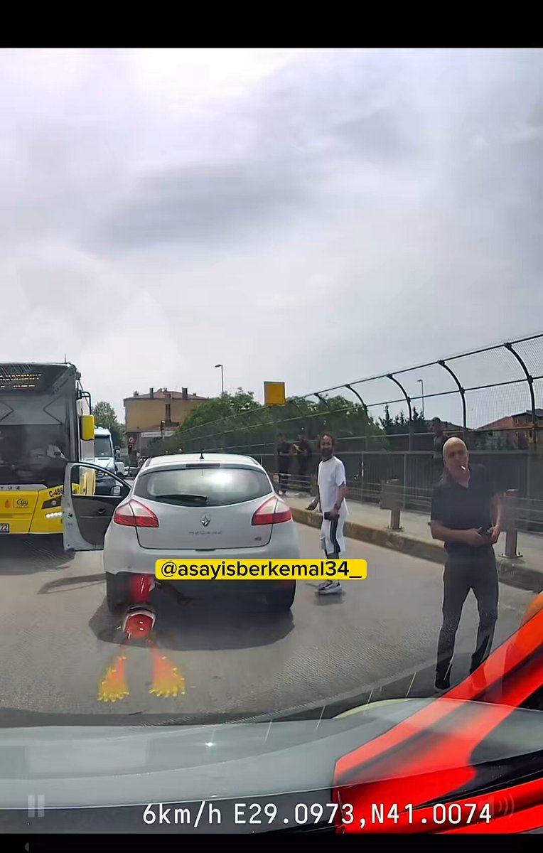 Ümraniye'de Trafikte Bıçaklı Saldırı Girişimi, Yangın Söndürme Tüpüyle Engellendi