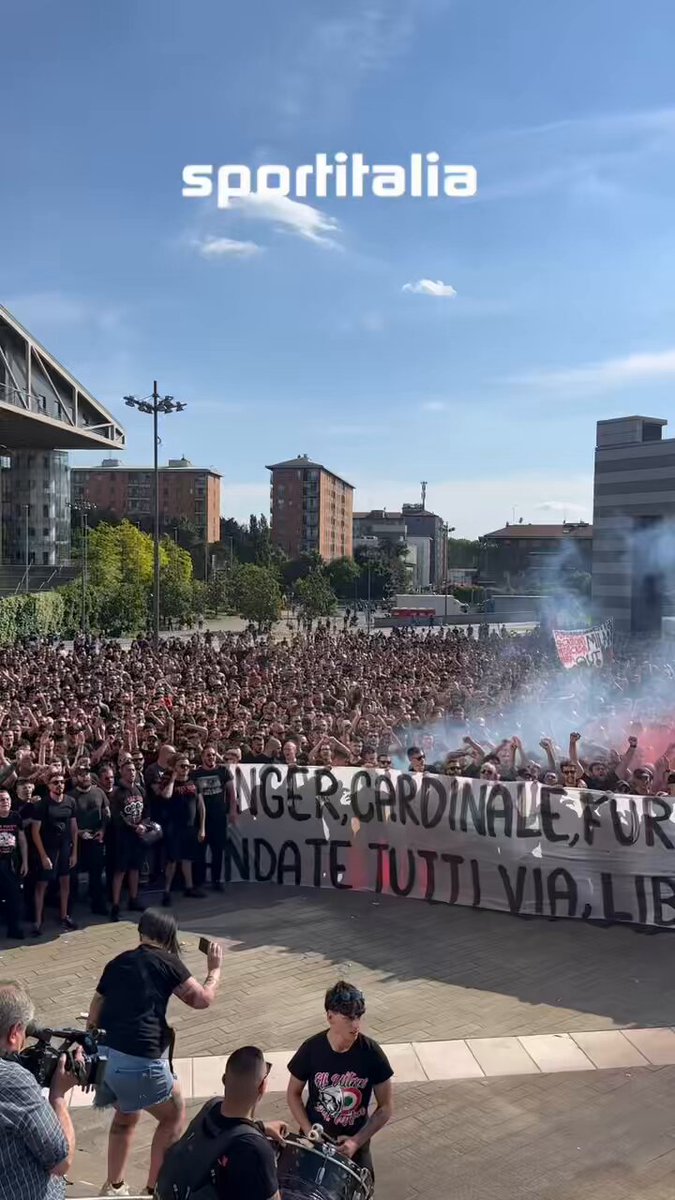 Milan Taraftarı Yönetime Tepki Gösterdi: Kötü Performans Protesto Ediliyor