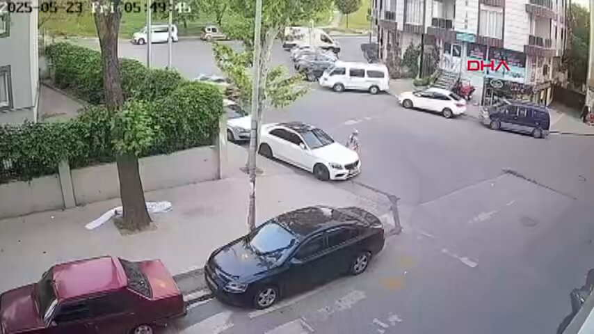 İstanbul Esenyurt'ta At Arabası Kazası: Park Halindeki Araca Çarpıp Kaçtı