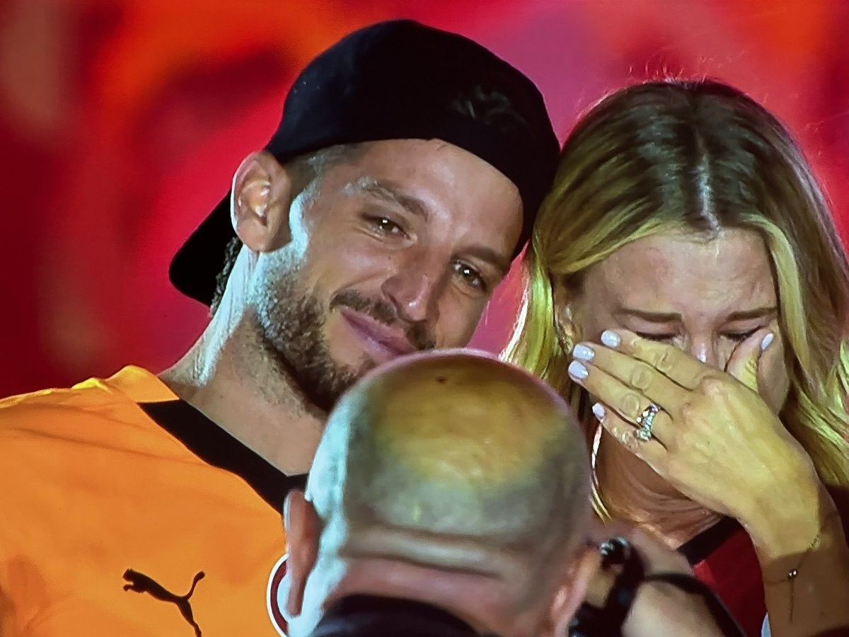 Dries Mertens Ailesi Galatasaray'a Veda Ederken Gözyaşlarına Boğuldu