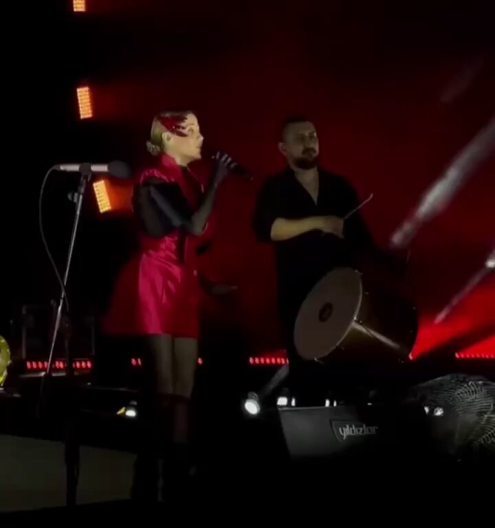 Şanlıurfa Konserinde Şok: Murat Dalkılıç ve Derya Uluğ'a Şişe Fırlatıldı
