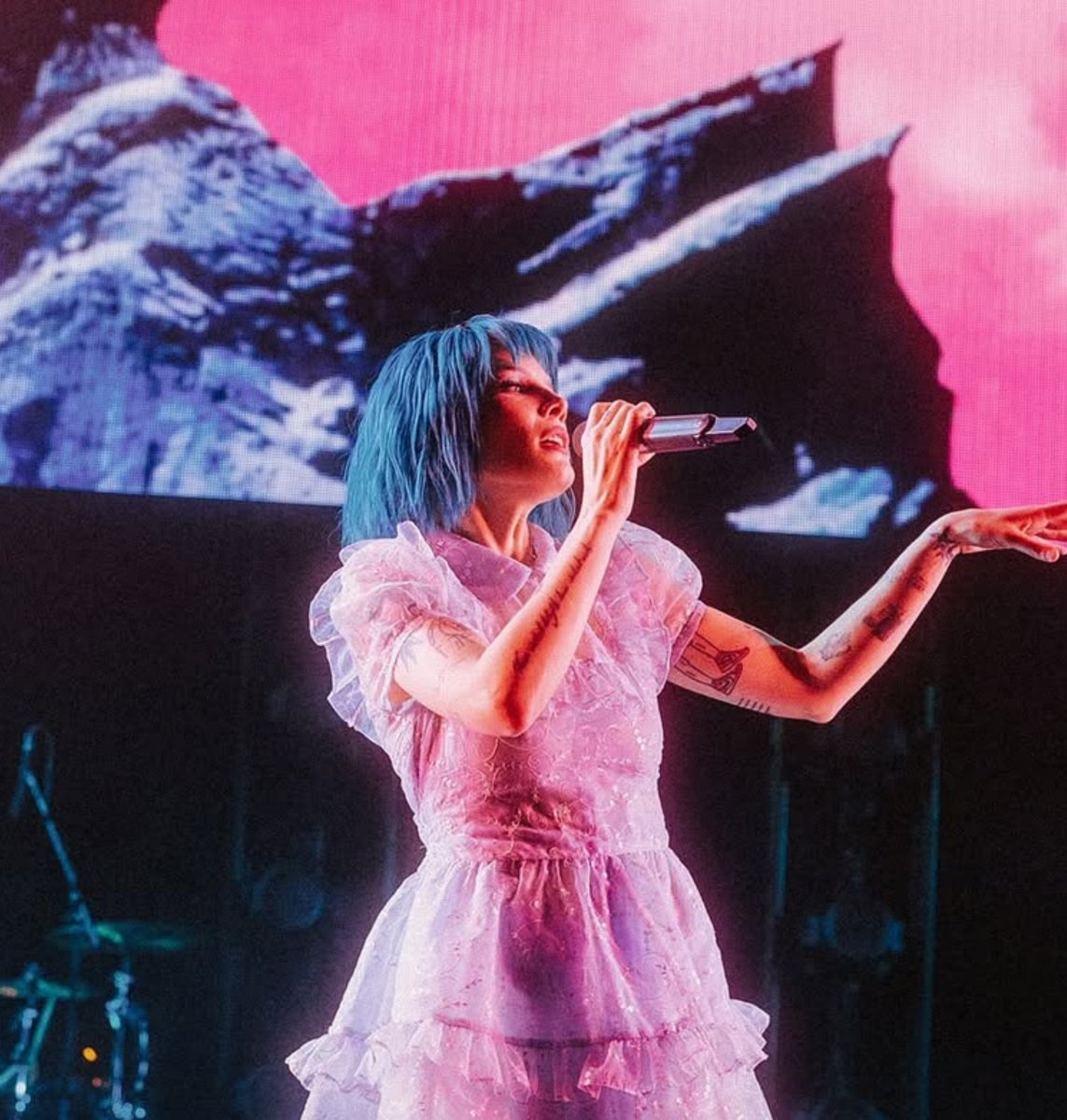 Halsey'den İstanbul Konseri Kulisi Hakkında Açıklama: Sadece Simit ve Çay İstemiştim