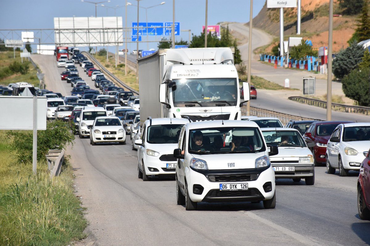 Kırıkkale'de Bayram Dönüşü Trafik Yoğunluğu Başladı