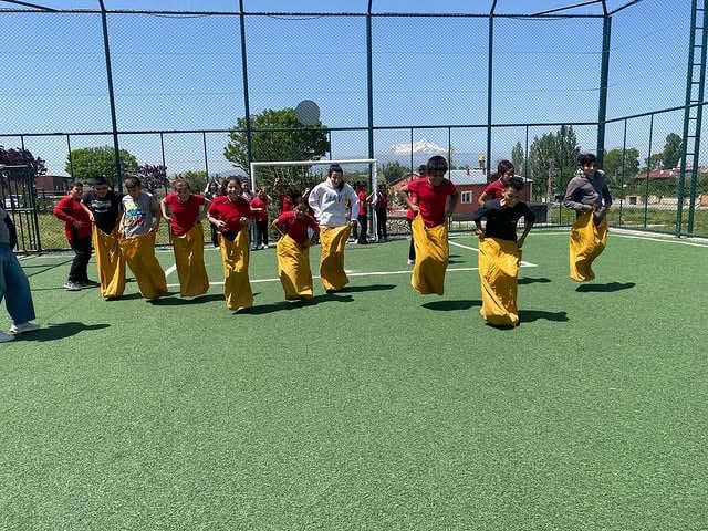 Talas Belediyesi Gezici Kütüphanesi'nden Köy Çocuklarına Oyun Şenliği