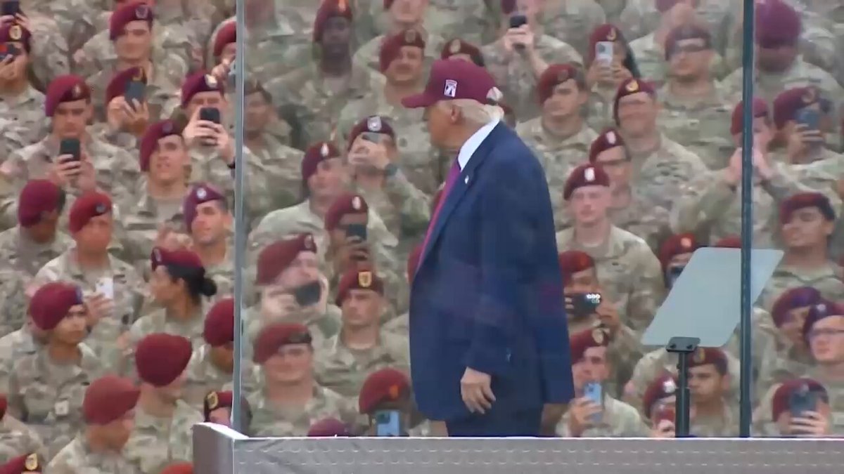Trump Askeri Üs Ziyaretini Dansla Taçlandırdı