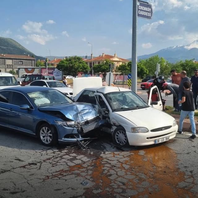 Kayseri'de Trafik Kazası: Hatalı Dönüş ve Yeşil Işık İhlali Sonucu Çarpışma
