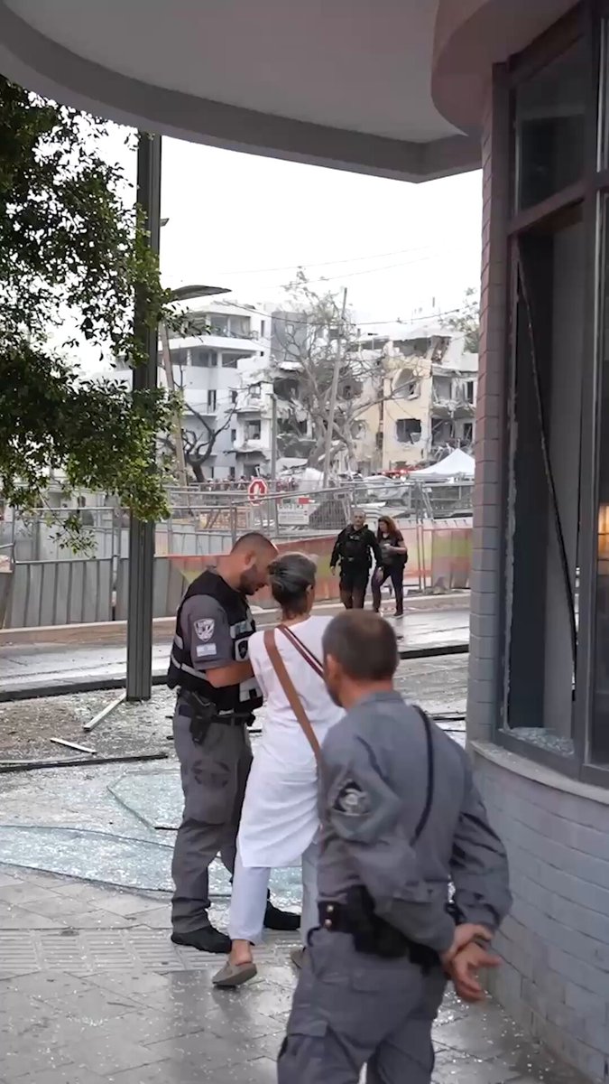 İran'dan İsrail'e Füze Saldırısı: Tel Aviv Hedef Oldu