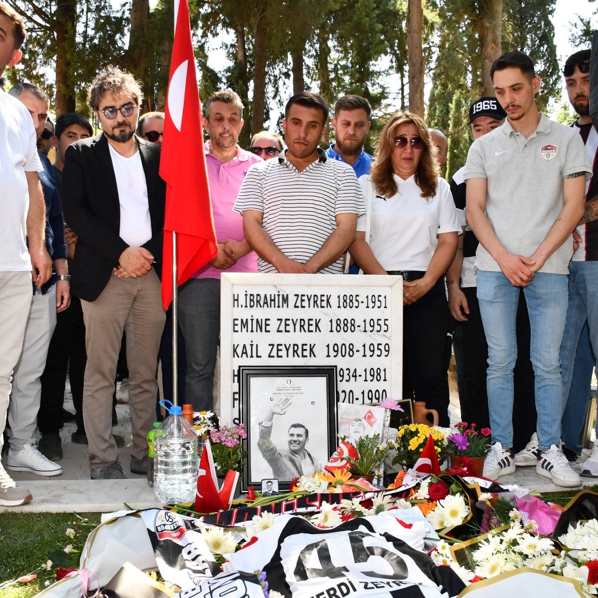 Babalar Günü'nde Ferdi Zeyrek'in Kabri Ziyaret Edildi