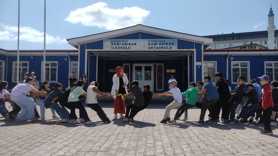 Talas Belediyesi Gezici Kütüphane ile Çocuklara Oyun Şenliği