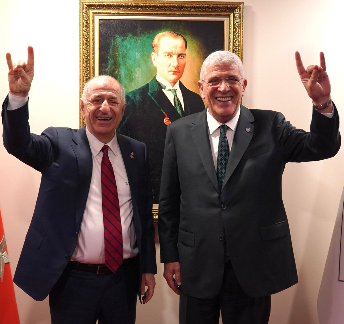 Ümit Özdağ ve Müsavat Dervişoğlu Bozok İşaretiyle Poz Verdi