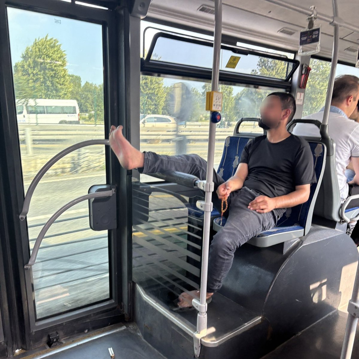 İstanbul Metrobüste Ayak Uzatma Olayı: Vatandaşlar Tepki Gösterdi