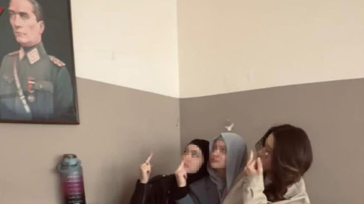 Seferihisar'da Atatürk Portresiyle Tartışma: 3 Öğrenci Hakkında Soruşturma Başlatıldı