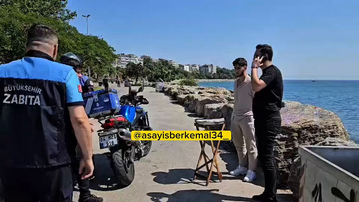 Kadıköy'de Satranç Oynayan Gençlere Müdahale Eden Şahıs Zabıta Tarafından Durduruldu
