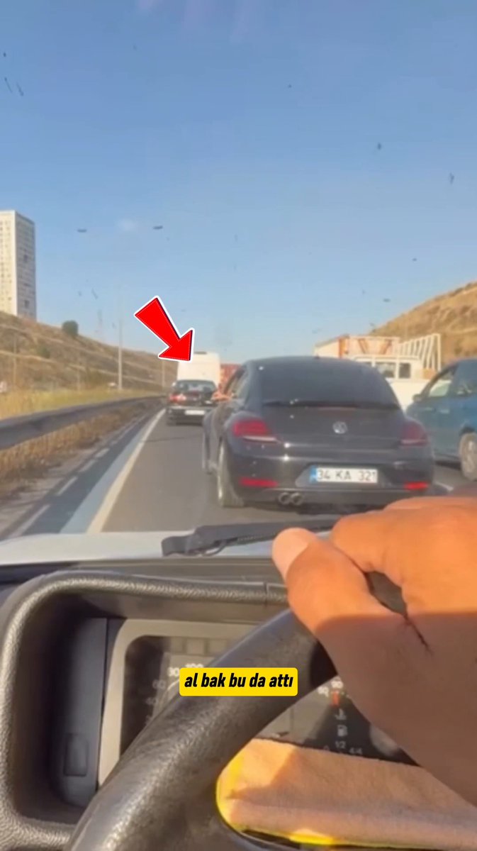 İzmir'de Vatandaşın İzmarit Tepkisine Araçtan Bir İzmarit Daha!