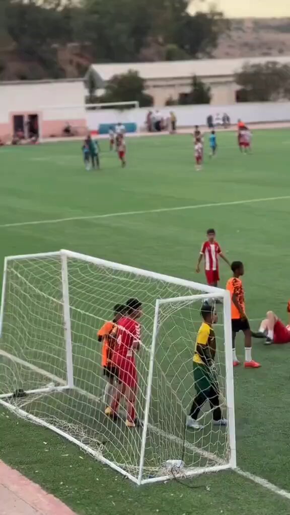 Cezayir'de 14 Yaş Altı Futbol Maçında Tartışmalı Pozisyon