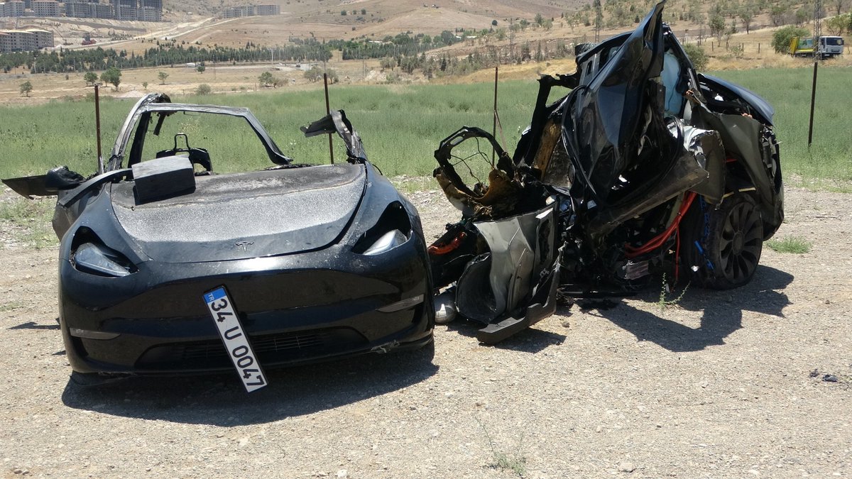 Malatya'da Tesla Kazası: 2 Kişi Hayatını Kaybetti