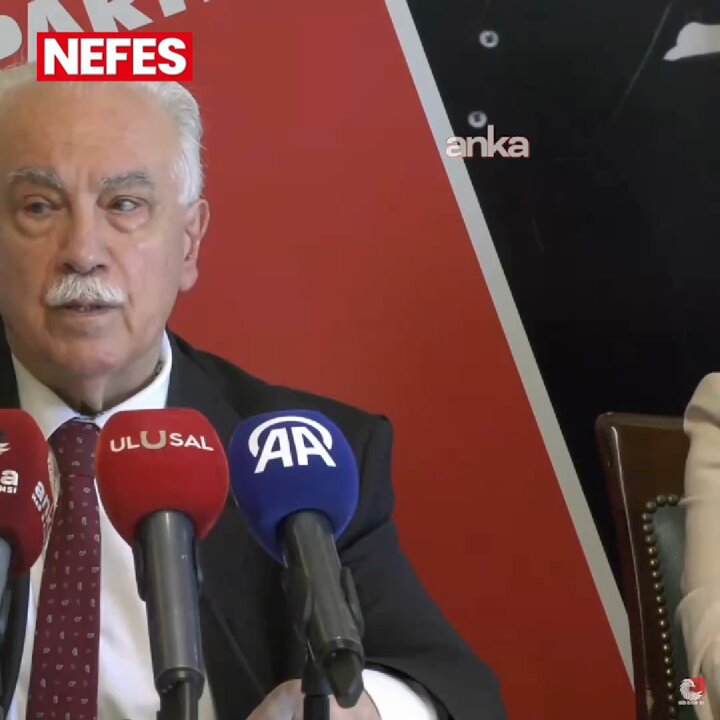 Doğu Perinçek Ezan Okunurken Basın Açıklamasına Ara Verdi