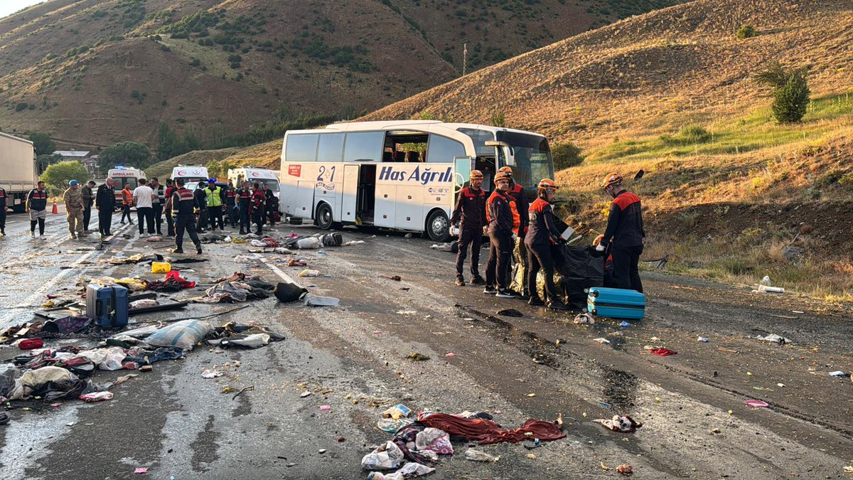 Sivas'ta Otobüs Kazası: 3 Ölü, 24 Yaralı